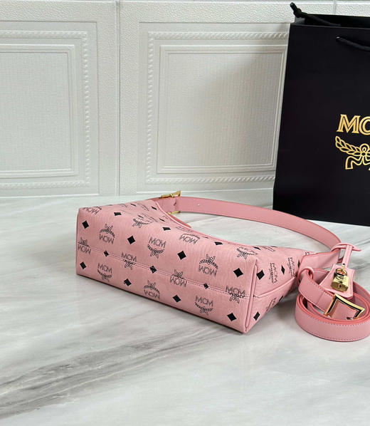 秋冬特惠💰780 原单MCM 原厂皮 新款桃花粉Small 腋下肩背包A01 老花满印 这款单品对经典的休闲款 商品图4