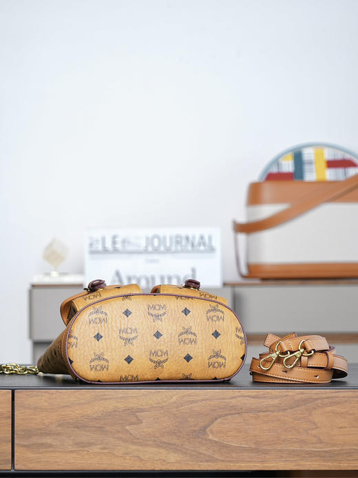 秋冬特惠💰850 原单MCM 原厂皮 干邑色Mini迷你抽绳双肩背包MWKFATA02CO001 干邑色 这款Visetos经典花纹 商品图7