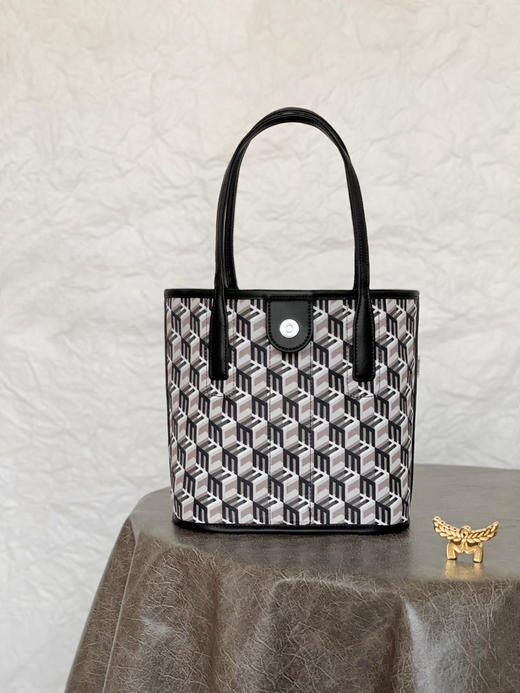 秋冬特惠💰780 原单MCM 原厂皮 迷你𝐌𝐢𝐧𝐢双面购物袋托特包MWPDALRO1CO001 经典黑色 商品图6