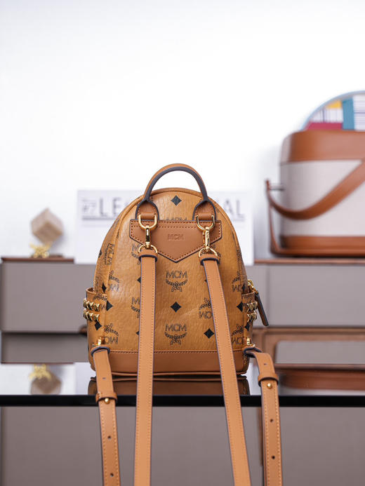 秋冬特惠💰800 原单MCM 原厂皮 超迷你干邑色 双肩包 这款迷你Stark Visetos双肩背包饰有铆钉细节MMK6SVE92CO001 经典Stark双肩背包 商品图5