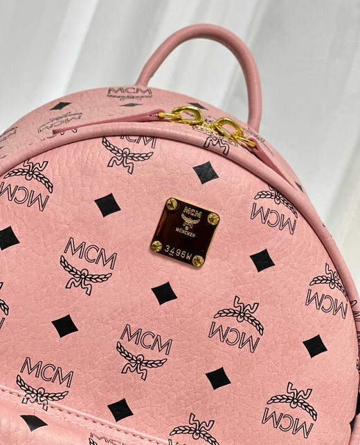 秋冬特惠💰900 原单MCM 原厂皮 新版桃花粉小号 双肩背包 老花满印 新增拉牌压印 商品图5
