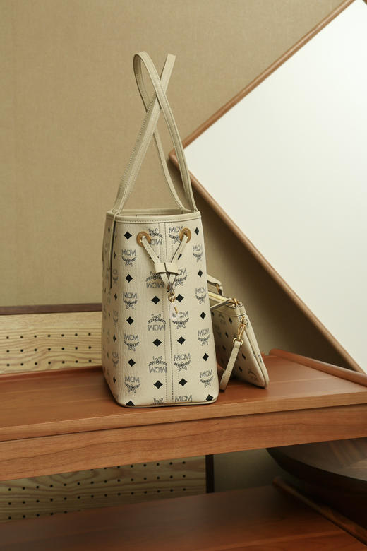 秋冬特惠💰780 原单MCM 原厂皮 米色小号 双面购物袋子母包MWPCSVI01CO001 经典升级米白 这款小号购物袋 商品图5