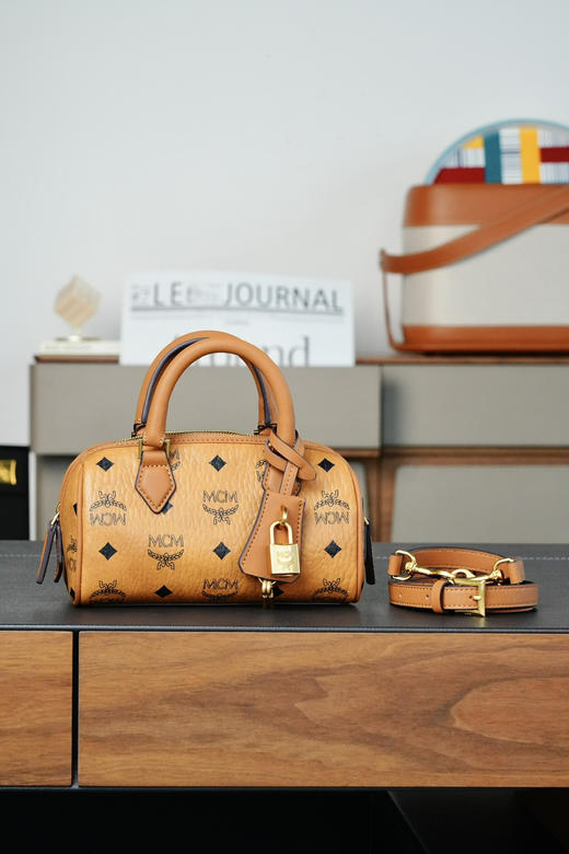 秋冬特惠💰780 原单MCM 原厂皮 干邑色𝙈𝙞𝙣𝙞 波士顿挂锁包MWPCSVI01CO001 Visetos波士顿包 商品图4