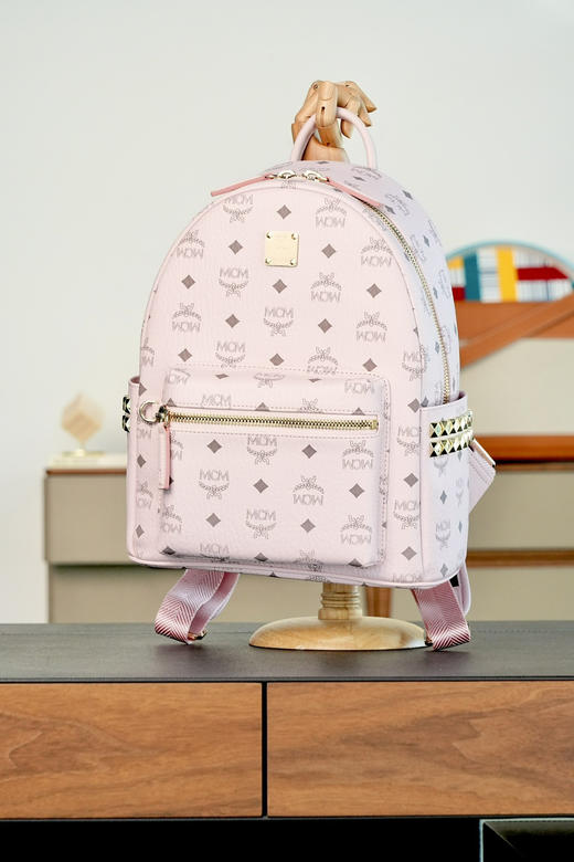 秋冬特惠💰900 原单MCM 原厂皮 实拍轻雾粉小号 铆钉双肩包MMK6SVE37CO001 老花满印轻雾粉 商品图4