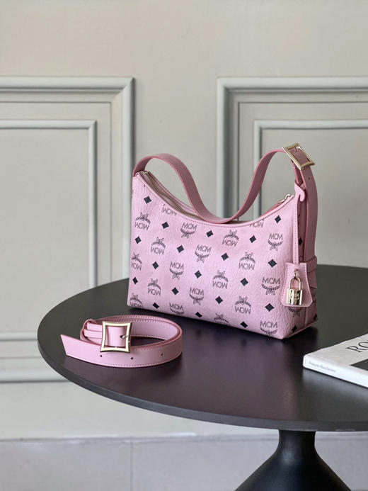 秋冬特惠💰780 原单MCM 原厂皮 新款桃花粉 Small 腋下肩背包牛角包 老花满印 商品图3