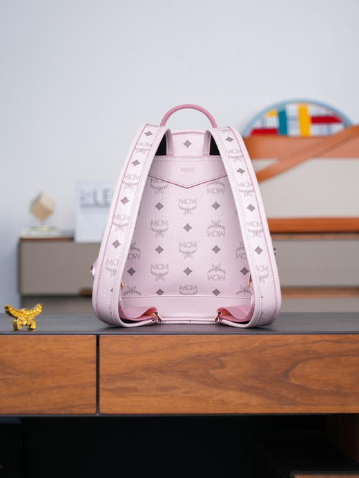 秋冬特惠💰850 原单MCM 原厂皮 轻雾粉迷你号 铆钉双肩背包MMK6SVE37CO001 轻雾粉色 这款Visetos经典 商品图2