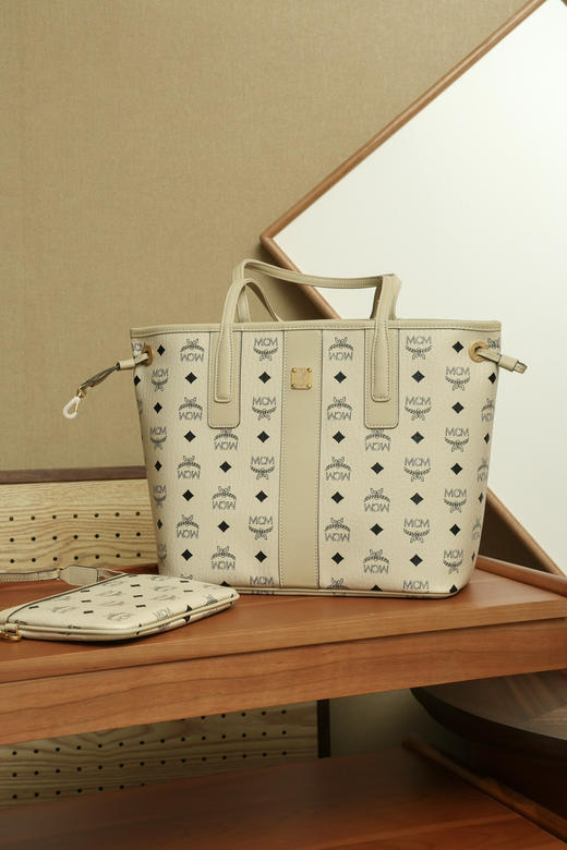 秋冬特惠💰780 原单MCM 原厂皮 米色小号 双面购物袋子母包MWPCSVI01CO001 经典升级米白 这款小号购物袋 商品图6