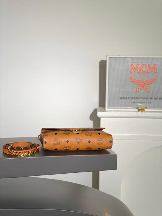 秋冬特惠💰760 原单MCM 原厂皮 新版中号信封包MMRAAME03CO001 皮肩带链条 全新升级版本 老花满印 商品图3