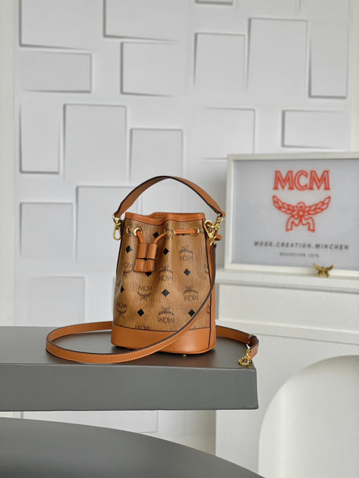 秋冬特惠💰730 原单MCM 原厂皮 𝗠𝗶𝗻𝗶迷你抽绳水桶包MWSBAERO1CO001 这款Dessau抽绳包 商品图8