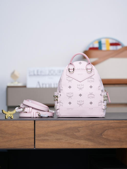 秋冬特惠💰800 原单MCM 原厂皮 轻雾粉超迷你 铆钉双肩包MMK6SVE92CO001 用这款超迷你Stark双肩背包秀出新风格 商品图8