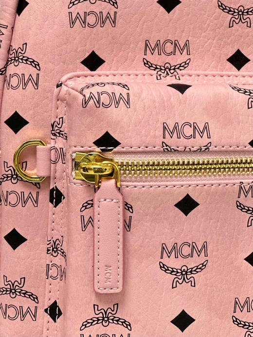 秋冬特惠💰900 原单MCM 原厂皮 新版桃花粉小号 双肩背包 老花满印 新增拉牌压印 商品图7