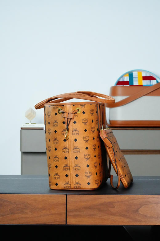 秋冬特惠💰900 原单MCM 原厂皮 干邑色中号 双面购物袋子母包MWPCSVI01CO001 干邑色 商品图4