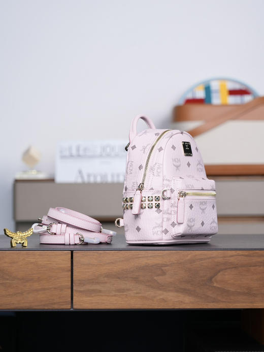 秋冬特惠💰800 原单MCM 原厂皮 轻雾粉超迷你 铆钉双肩包MMK6SVE92CO001 用这款超迷你Stark双肩背包秀出新风格 商品图7