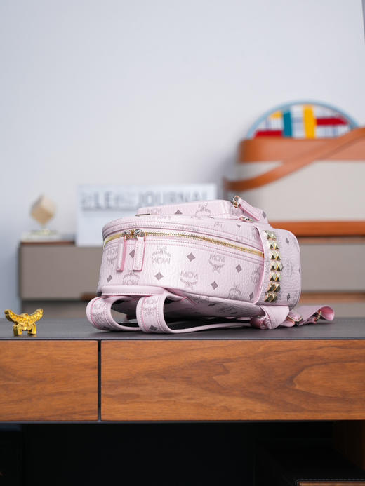 秋冬特惠💰850 原单MCM 原厂皮 轻雾粉迷你号 铆钉双肩背包MMK6SVE37CO001 轻雾粉色 这款Visetos经典 商品图7