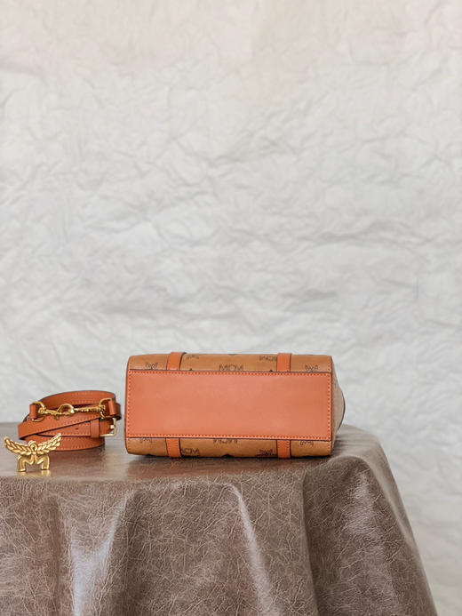 秋冬特惠💰730 原单MCM 原厂皮 迷你𝐦𝐢𝐧𝐢新款拼皮菜篮子MWPDSTA01CO001 经典干邑色 这款迷你Aren拉链购物袋 商品图4