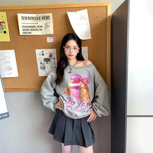 FTT FlyTheTruth『牛角可颂』 加绒卫衣女秋甜美印花慵懒露肩上衣 商品图0