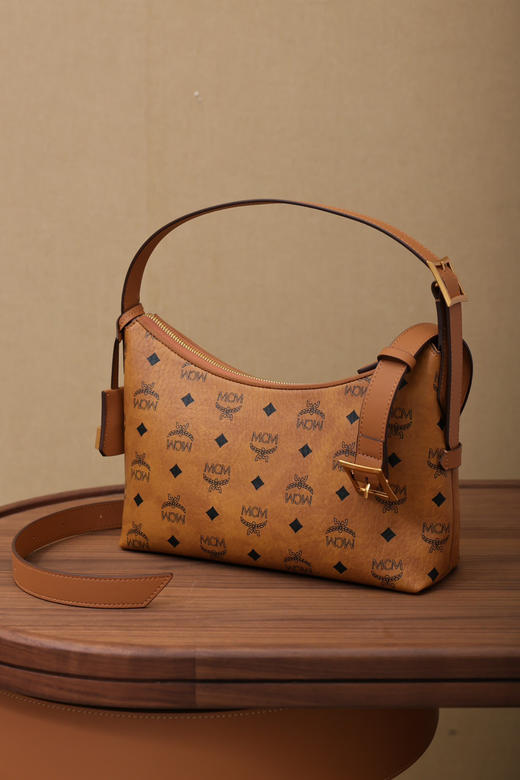 秋冬特惠💰780 原单MCM 原厂皮 新款干邑色Small腋下肩背包MWHESTA01CO001 老花满印 商品图4