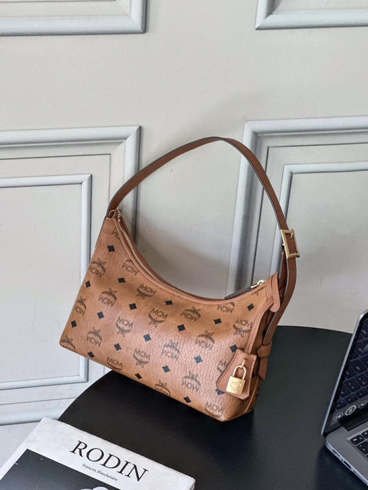 秋冬特惠💰780 原单MCM 原厂皮 新款干邑色Small 腋下肩背包牛角包 老花满印 商品图6