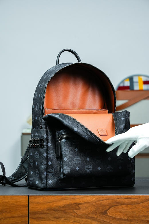 秋冬特惠💰1000 原单MCM 原厂皮 黑色大号 铆钉双肩背包MMK6SVE37CO001 男女同款包 商品图3