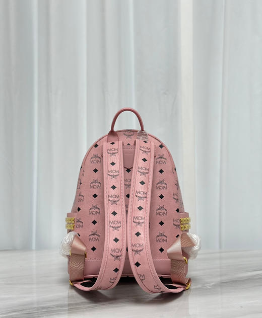 秋冬特惠💰900 原单MCM 原厂皮 新版桃花粉小号 双肩背包 老花满印 新增拉牌压印 商品图3