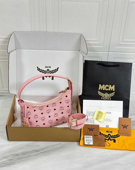 秋冬特惠💰780 原单MCM 原厂皮 新款桃花粉Small 腋下肩背包A01 老花满印 这款单品对经典的休闲款 商品图8