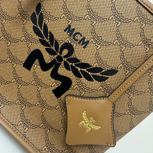 秋冬特惠💰760 原单MCM 原厂皮 新料新款购物袋 这款迷你购物袋上饰有高贵的月桂叶 商品图6
