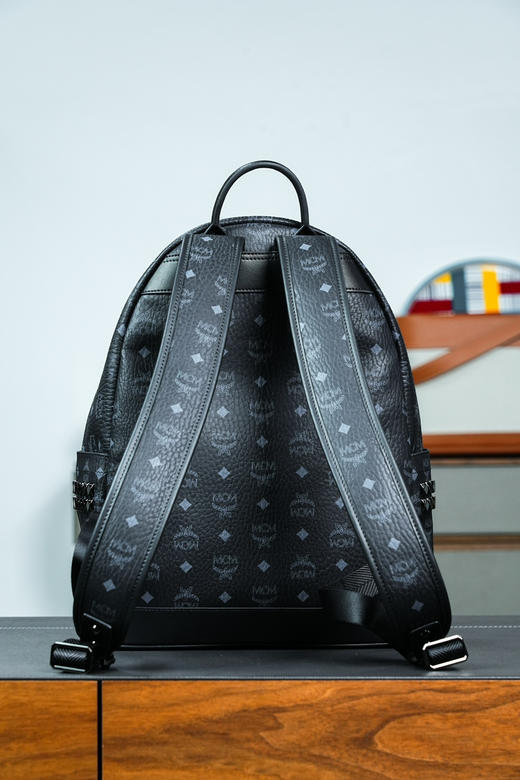 秋冬特惠💰1000 原单MCM 原厂皮 黑色大号 铆钉双肩背包MMK6SVE37CO001 男女同款包 商品图2