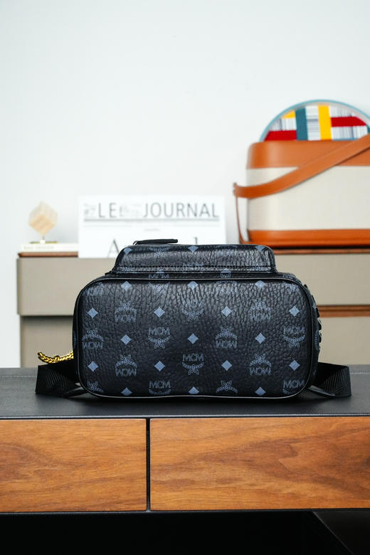 秋冬特惠💰900 原单MCM 原厂皮 实拍黑色小号 铆钉双肩包MMK6SVE37CO001 老花满印黑色 商品图5