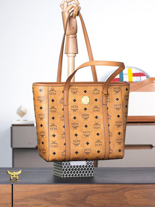 秋冬特惠💰800 原单MCM 原厂皮 干邑色小号拉链购物袋MWPFSMT02CO001 这款Visetos经典花纹人造革购物袋 商品图4