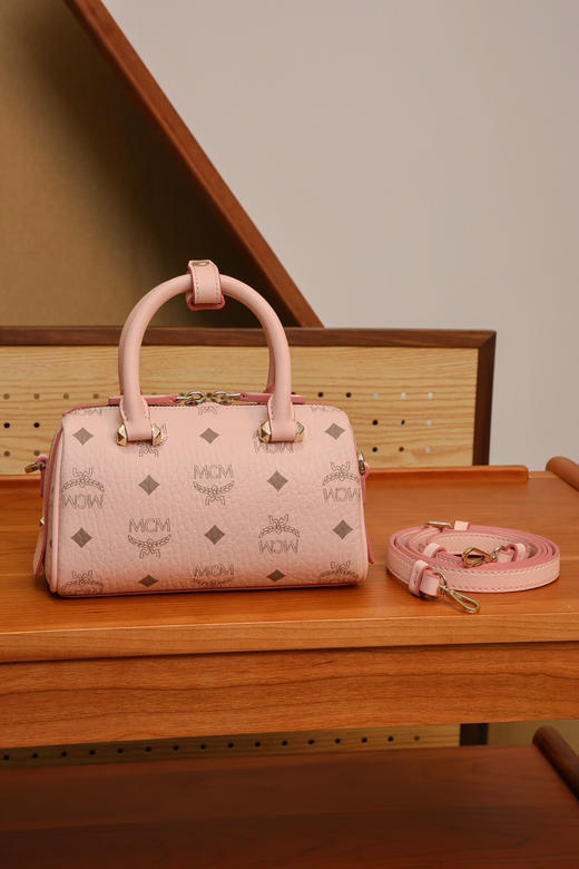 秋冬特惠💰760 原单MCM 原厂皮 樱花粉迷你𝗠𝗶𝗻𝗶波士顿枕头包MWBAASE03CO001 老花满印 🉑️单肩🉑️斜挎🉑️手拧 这款mini波士顿包 商品图2