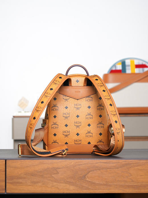 秋冬特惠💰850 原单MCM 原厂皮 干邑色迷你号 铆钉双肩背包MMK6SVE37CO001 经典干邑色 商品图4