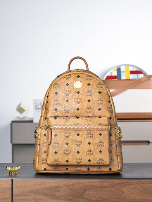 秋冬特惠💰960 原单MCM 原厂皮 干邑色中号 铆钉双肩背包MMK6SVE37CO001 干邑色 商品图2