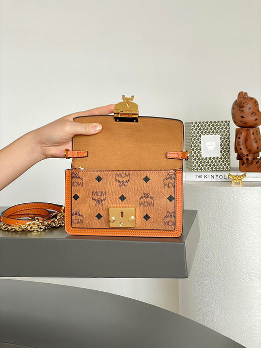 秋冬特惠💰780 原单MCM 原厂皮 原厂新五金 链条斜挎包MWPBAWO05CO001 经典干邑色 商品图3