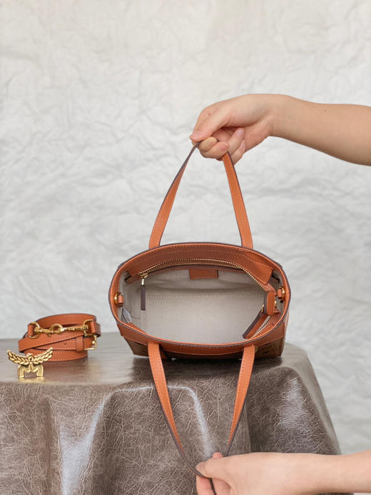 秋冬特惠💰730 原单MCM 原厂皮 迷你𝐦𝐢𝐧𝐢新款拼皮菜篮子MWPDSTA01CO001 经典干邑色 这款迷你Aren拉链购物袋 商品图3