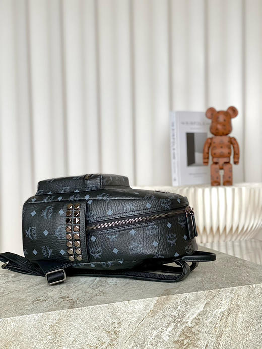 秋冬特惠💰900 原单MCM 原厂皮 小号铆钉双肩背包MMK6SVE37CO001 黑老花满印 商品图3