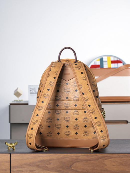 秋冬特惠💰960 原单MCM 原厂皮 干邑色中号 铆钉双肩背包MMK6SVE37CO001 干邑色 商品图3