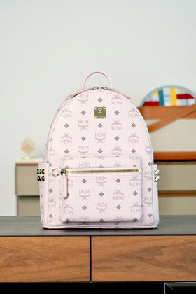 秋冬特惠💰900 原单MCM 原厂皮 实拍轻雾粉小号 铆钉双肩包MMK6SVE37CO001 老花满印轻雾粉