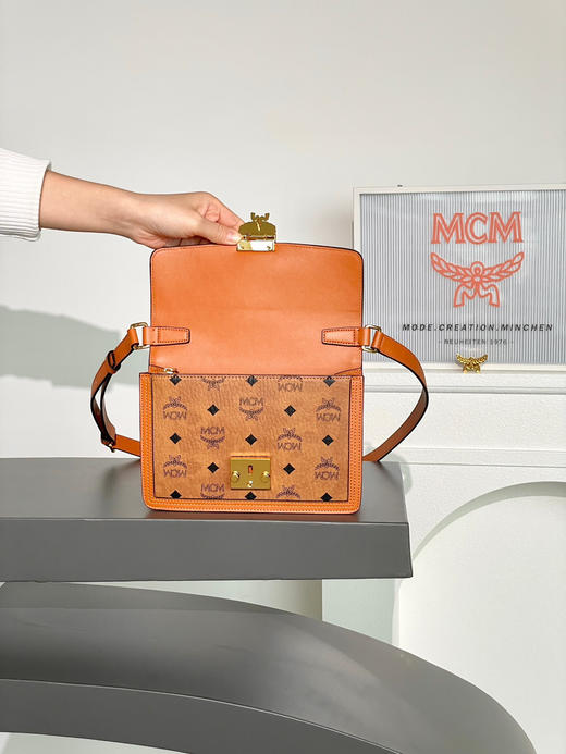 秋冬特惠💰780 原单MCM 原厂皮 小号斜挎肩带翻盖包MWPBAW005CO001 新五金 干邑色老花满印 这款Tracy肩背包 商品图4