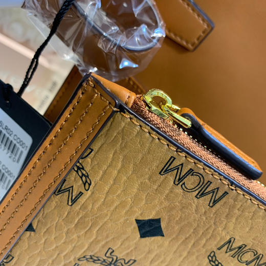 秋冬特惠💰800 原单MCM 原厂皮 中号斜挎肩带翻盖包L088 经典干邑色 这款Tracy肩背包 商品图7