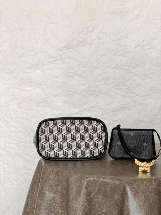 秋冬特惠💰780 原单MCM 原厂皮 迷你𝐌𝐢𝐧𝐢双面购物袋托特包MWPDALRO1CO001 经典黑色 商品图7