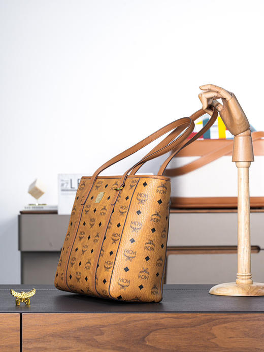 秋冬特惠💰800 原单MCM 原厂皮 干邑色小号拉链购物袋MWPFSMT02CO001 这款Visetos经典花纹人造革购物袋 商品图3