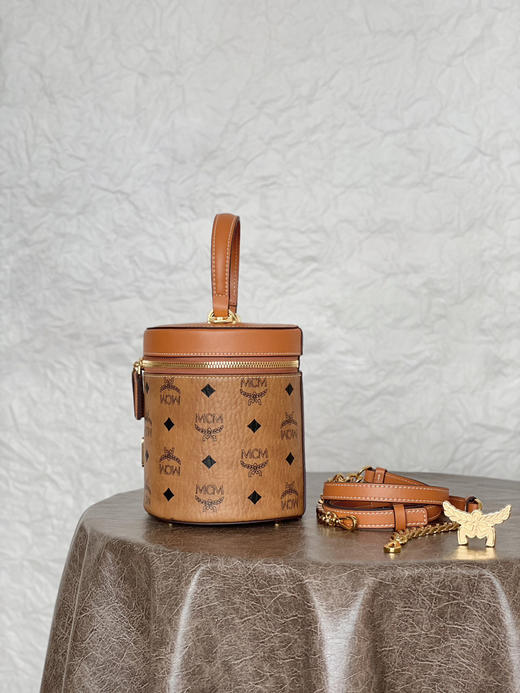 秋冬特惠💰760 原单MCM 原厂皮 发财水桶包MWBBAER01CO001 干邑色老花 这款圆筒斜挎包 商品图7