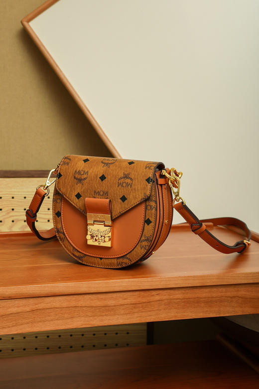 秋冬特惠💰780 原单MCM 原厂皮 干邑色Mini迷你马鞍斜挎手提包MWPBAWO05CO001 老花满印 商品图8