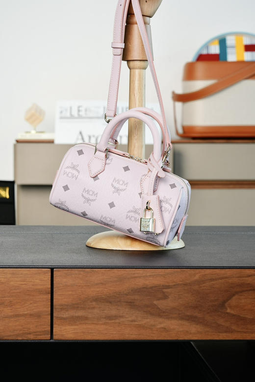 秋冬特惠💰780 原单MCM 原厂皮 雾霾粉𝙈𝙞𝙣𝙞 波士顿挂锁包MWBESEA01CO001 这款迷你Ella波士顿包 商品图5