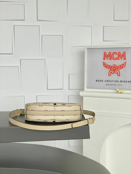 秋冬特惠💰760 原单MCM 原厂皮 新款米白色小号半月包腋下斜挎包MWHCATA11CO001 这款拥有曲线轮廓 商品图7