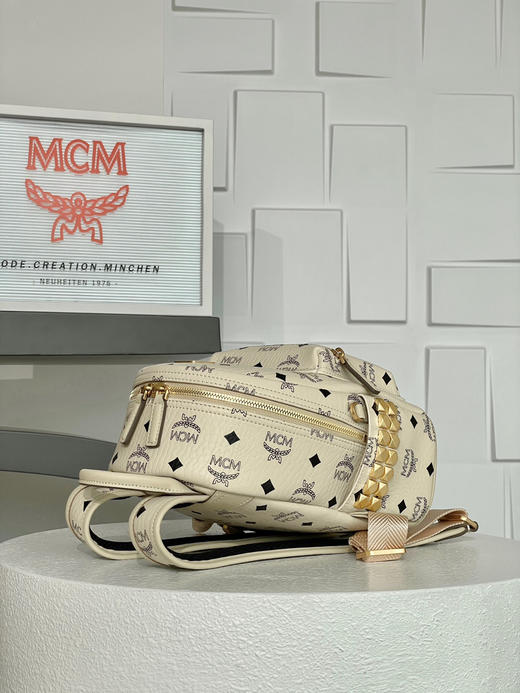 秋冬特惠💰900 原单MCM 原厂皮 新款米白色Mini铆钉双肩背包MMK6SVE37CO001 新品米白色 米白满印 这款新配色双肩背包 商品图2
