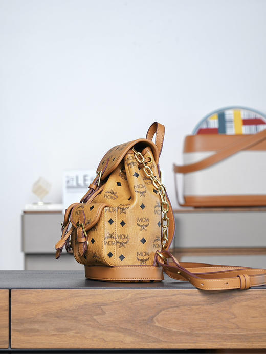 秋冬特惠💰850 原单MCM 原厂皮 干邑色Mini迷你抽绳双肩背包MWKFATA02CO001 干邑色 这款Visetos经典花纹 商品图1