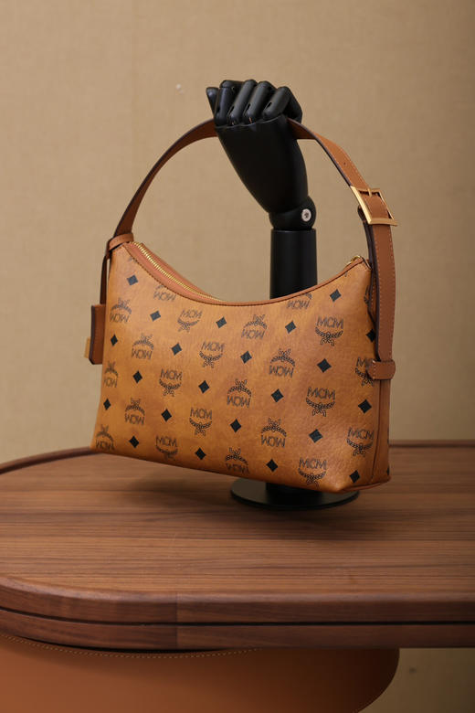秋冬特惠💰780 原单MCM 原厂皮 新款干邑色Small腋下肩背包MWHESTA01CO001 老花满印 商品图3