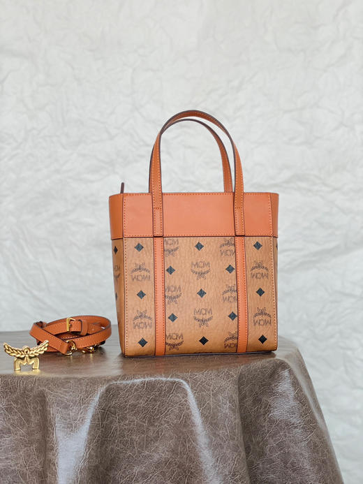 秋冬特惠💰730 原单MCM 原厂皮 迷你𝐦𝐢𝐧𝐢新款拼皮菜篮子MWPDSTA01CO001 经典干邑色 这款迷你Aren拉链购物袋 商品图2