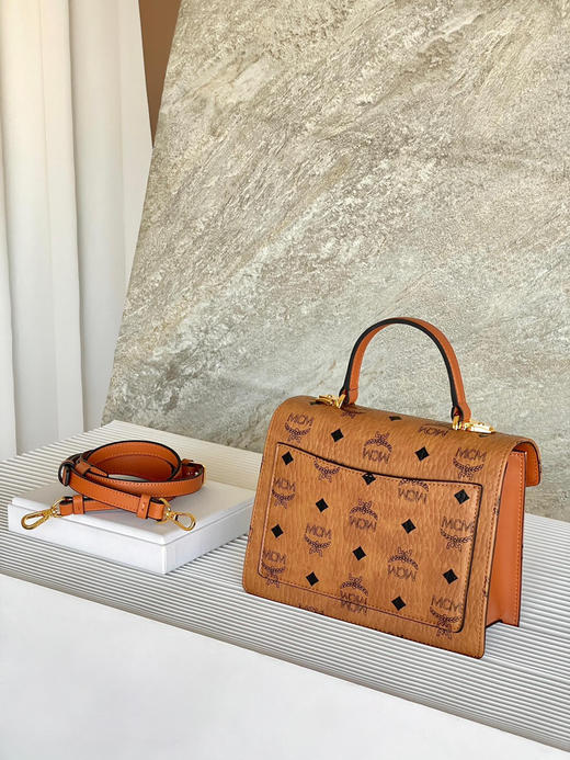 秋冬特惠💰800 原单MCM 原厂皮 手提斜挎风琴包MWPBAW005CO001 新升级定制级五金 经典干邑色 这款经典挎包 商品图3